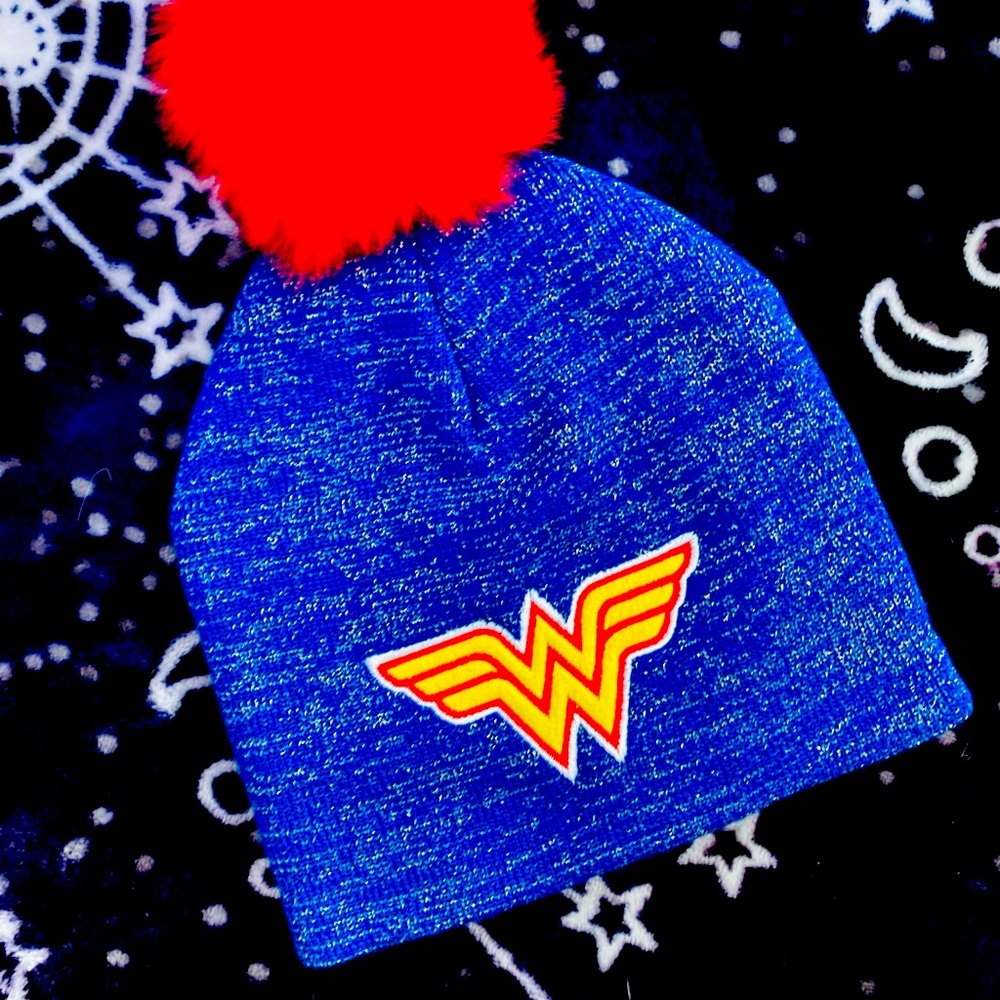 Kids Wonder Woman beanie w poof